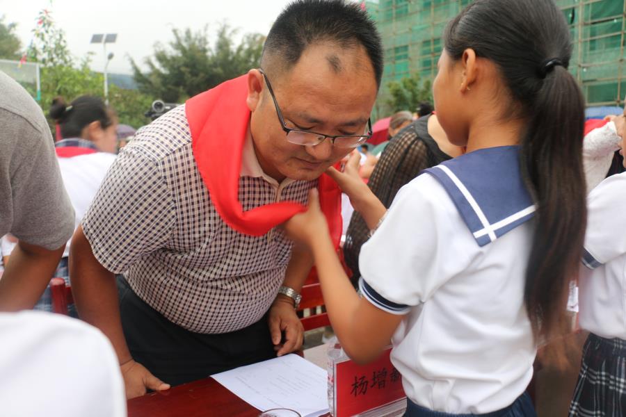 少先队员为嘉宾佩戴红领巾