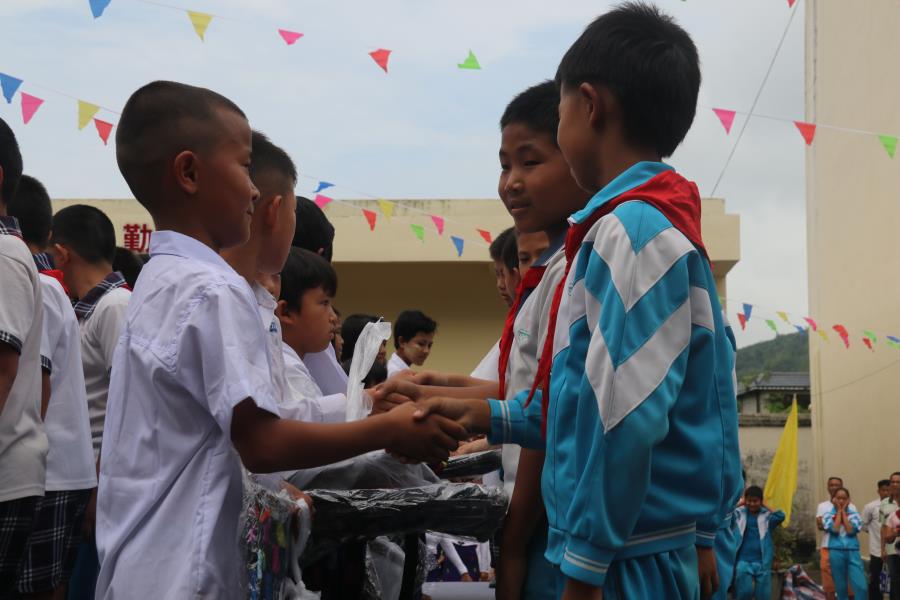 活动九：小手牵小手