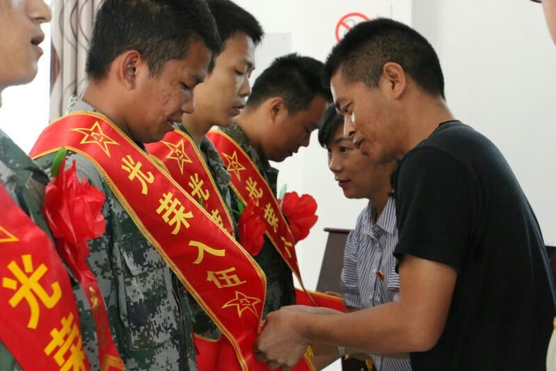 为新兵佩戴红花、绶带_副本