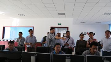 AG5A0033_参观总控室