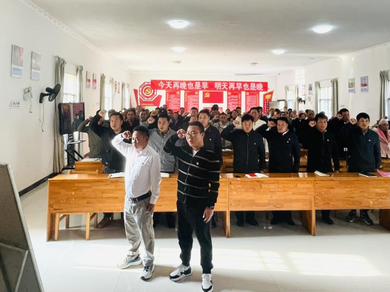 乡长领誓，重温入党誓词